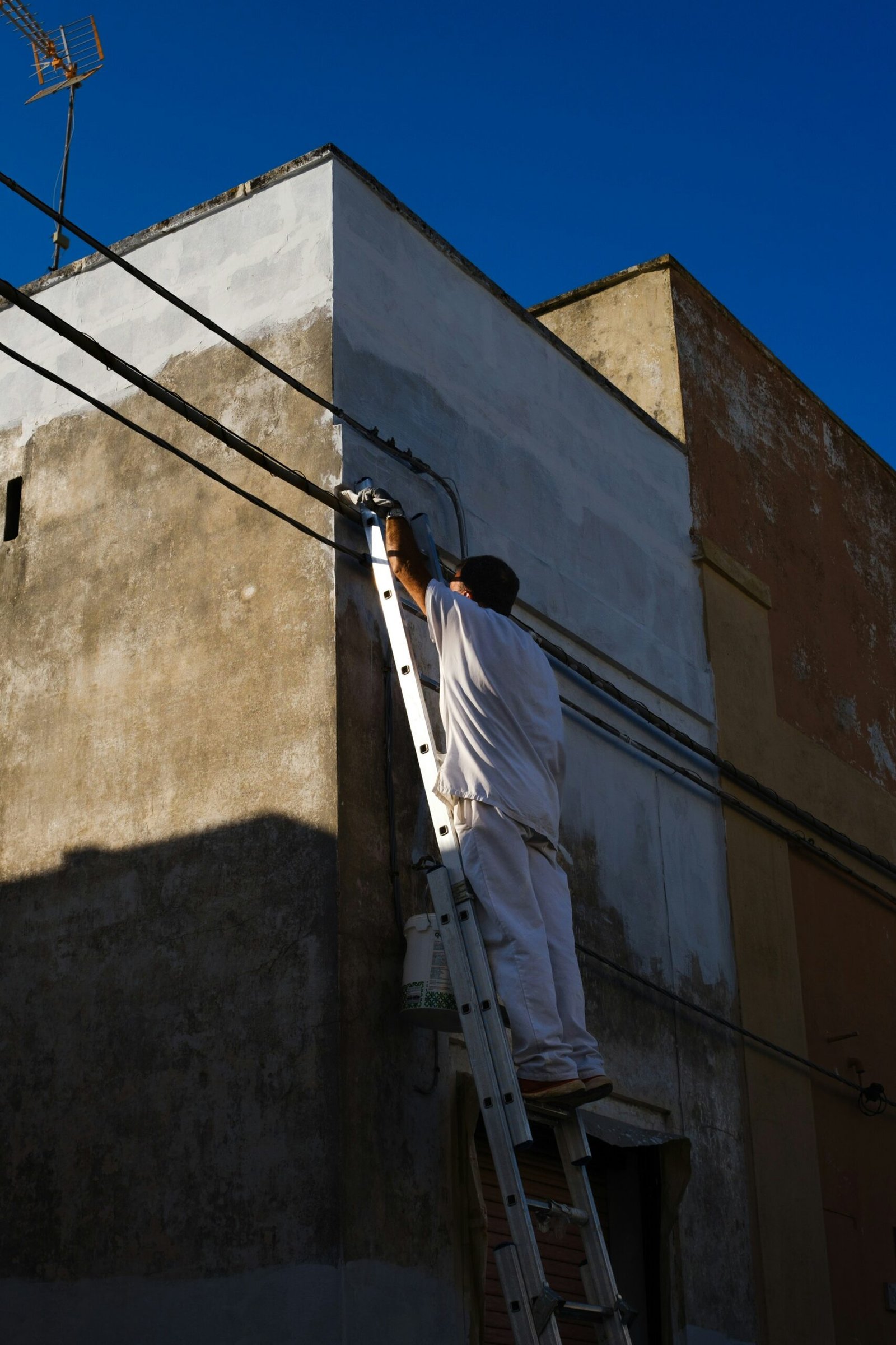 Pintura de fachada en Calella resistente a humedad
